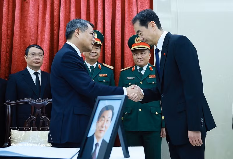 El primer ministro Le Minh Hung (izquierda) expresa sus condolencias al personal de la Embajada de China en Vietnam. (Foto: VNA)
