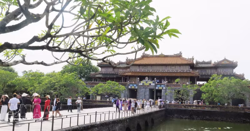 Numerosos turistas visitan la Ciudadela Imperial de Hue (Foto: VNA). 