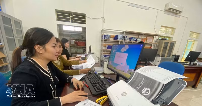 Funcionarias de la comuna de Xuan Hoa, provincia de Thanh Hoa, recopilan datos sobre información relacionada con las tierras. (Foto: VNA)