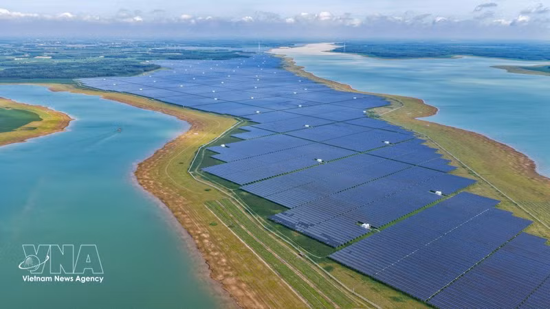 Las plantas de energía solar Dau Tieng 1, Dau Tieng 2 y Dau Tieng 3. (Foto: VNA)