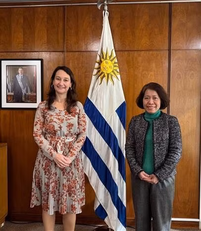 La embajadora de Vietnam en Uruguay, Ngo Minh Nguyet, y la subsecretaria del Ministerio de Relaciones Exteriores del Uruguay Csukasi. (Fuente: VNA)