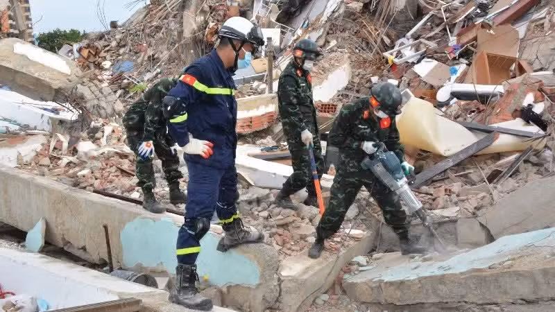 El equipo de rescate de Vietnam continúa las labores de búsqueda de víctimas entre los escombros tras el terremoto.