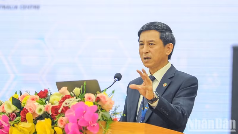 El profesor asociado y doctor Doan Trieu Long, director de la Academia de Política Regional III, pronuncia el discurso inaugural. (Foto: Cong Vinh)