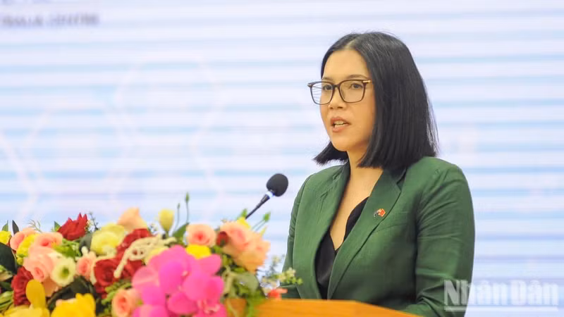 Naomi Cook, encargada de negocios interina de la embajada de Australia en Vietnam, interviene en el foro. (Foto: Cong Vinh)