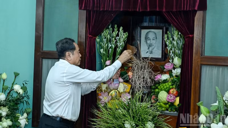 El presidente de la Asamblea Nacional, Tran Thanh Man, rinde homenaje al Presidente Ho Chi Minh en la Casa 67. (Fuente: nhandan.vn)