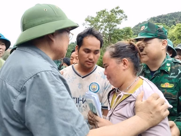 El primer ministro Pham Minh Chinh comparte el dolor por la pérdida de seres queridos en zonas de inundaciones repentinas.