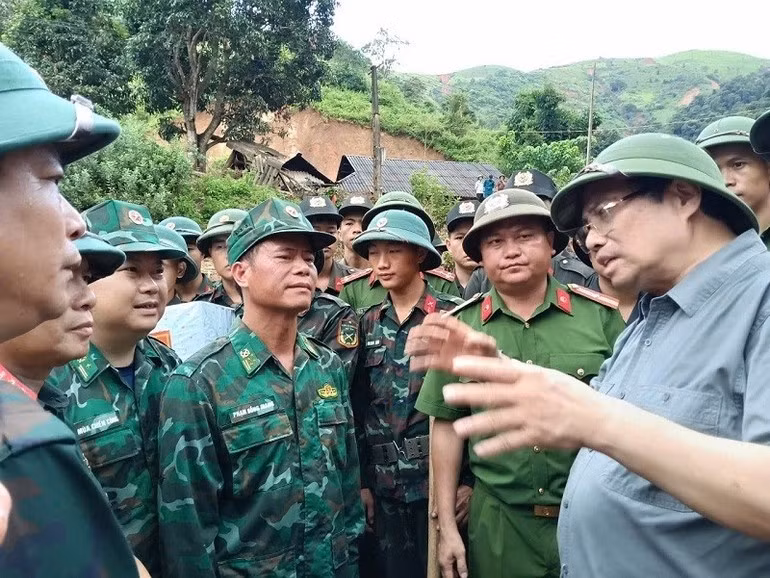 El primer ministro Pham Minh Chinh anima a las fuerzas policiales y militares al servicio a ayudar a la población a superar las consecuencias de las inundaciones.