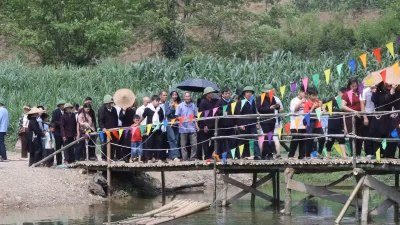 Numerosos pobladores y turistas acuden al Mercado del Amor de Xuan Duong.