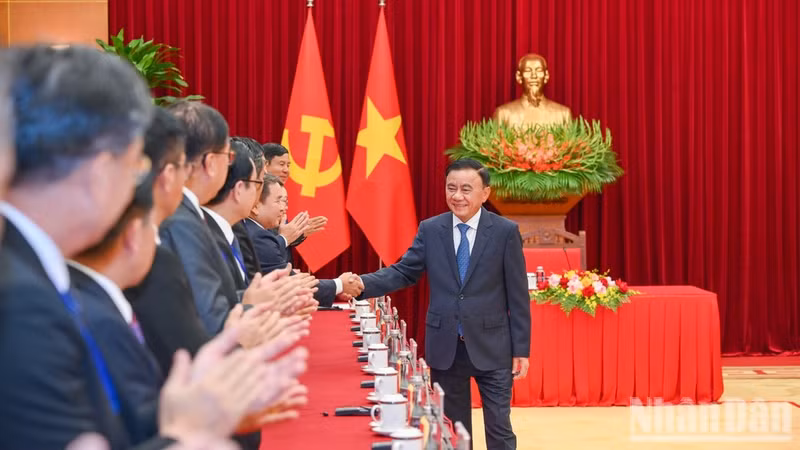 El miembro del Buró Político y permanente del Secretariado del Comité Central del Partido Comunista de Vietnam (PCV), Tran Cam Tu, recibe en Hanói a una delegación de alto nivel del Partido Popular Revolucionario de Laos. (Foto: nhandan.vn)