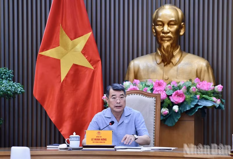 El primer ministro de Vietnam, Le Minh Hung, preside la reunión. (Foto: nhandan.vn)