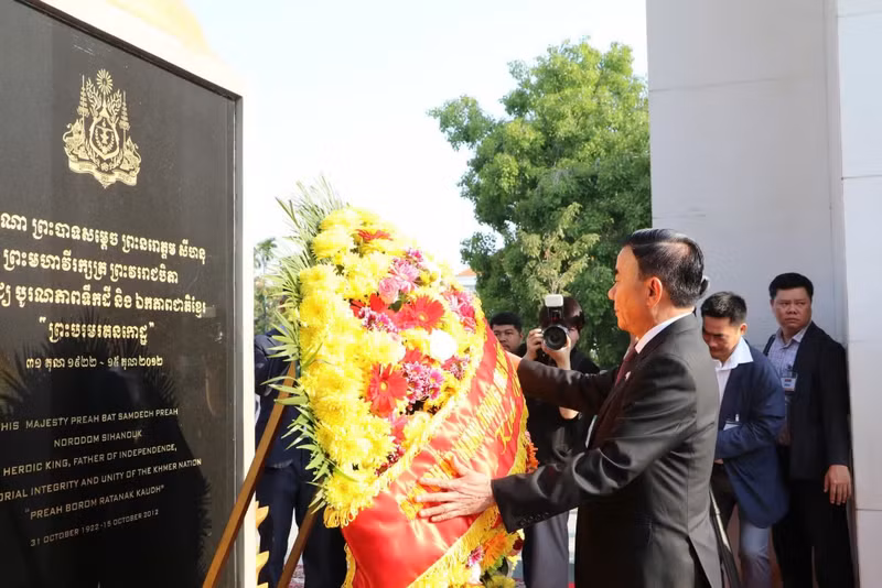 El miembro del Buró Político y permanente del Secretariado del Comité Central del Partido Comunista de Vietnam (PCV), Tran Cam Tu, deposita ofrendas florales en el Memorial del difunto Rey Norodom Sihanouk.