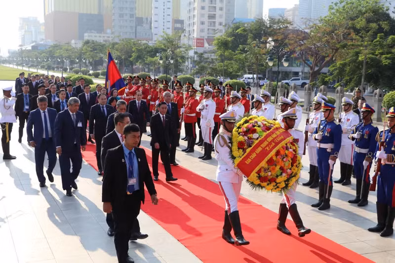 El miembro del Buró Político y permanente del Secretariado del Comité Central del Partido Comunista de Vietnam, Tran Cam Tu, deposita ofrendas florales en el Memorial del difunto Rey Norodom Sihanouk.