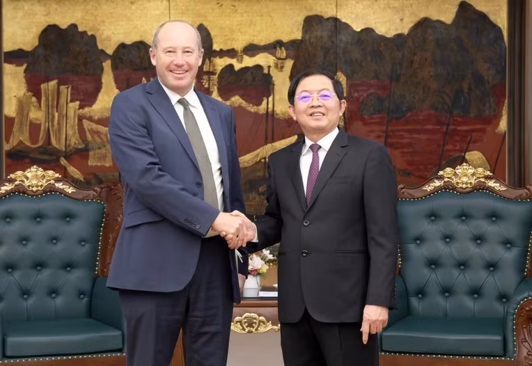El viceprimer ministro vietnamita Ho Quoc Dung recibe a Mark Armstrong, director comercial para Europa, Oriente Medio y África, y Asia-Pacífico del grupo francés Pasqal. (Fuente:chinhphu.vn)