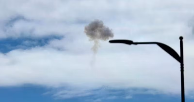 El humo se eleva sobre el área de Jerusalén, Israel. (Fuente: Xinhua/VNA)