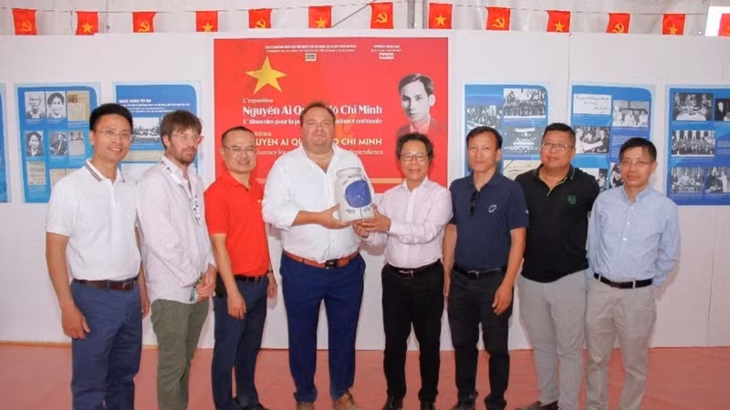 El jefe del Departamento de Tecnología y vicepresidente de la Asociación de Periodistas del periódico Nhan Dan (cuarto a la derecha), Vu Mai Hoang, entrega obsequios a representantes del periódico francés L’Humanité, el 12 de septiembre.