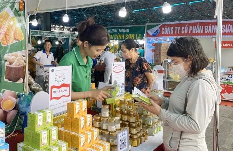 Clientes compran en el Centro MM Mega Market Thang Long. (Foto: hanoimoi.vn)
