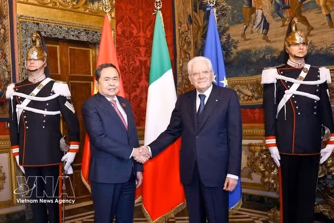 El presidente de la Asamblea Nacional, Tran Thanh Man, estrecha la mano del presidente italiano, Sergio Mattarella. (Fuente: VNA)