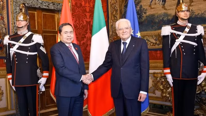El presidente de la Asamblea Nacional de Vietnam, Tran Thanh Man, se reunió con el presidente italiano, Sergio Mattarella, en el Palacio Presidencial de Roma la tarde del 14 de abril (hora local). (Foto: VNA)