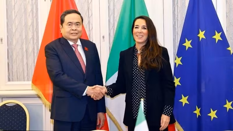 El presidente de la Asamblea Nacional de Vietnam, Tran Thanh Man, sostuvo la tarde del 14 de abril (hora local) en Roma un encuentro con la vicepresidenta del Senado de Italia, Licia Ronzulli. (Fuente: VNA)
