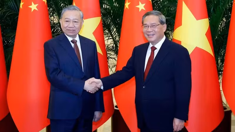 El secretario general del Partido Comunista y presidente de Vietnam, To Lam, (izquierda) y el primer ministro del Consejo de Estado de China, Li Qiang. (Foto: VNA)