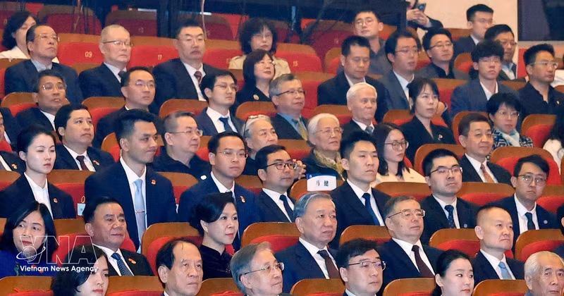 El secretario general del Partido Comunista y presidente de Vietnam, To Lam, asiste a programa artístico de amistad Vietnam–China (Foto: VNA)