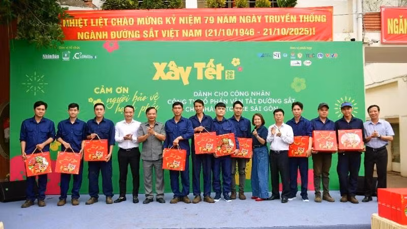 Periódico Nhan Dan y Coteccons entregan regalos a trabajadores ferroviarios por el Tết