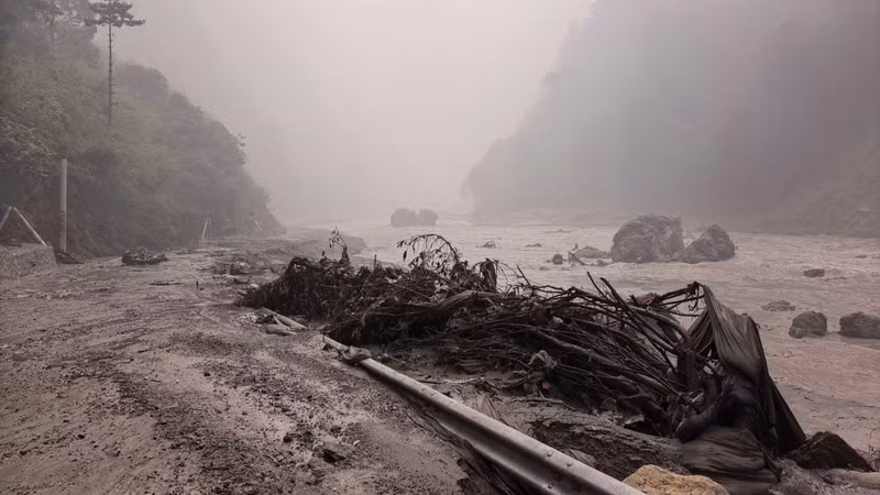 Las inundaciones repentinas y deslizamientos de tierra registrados el 26 de agosto en la zona fronteriza entre China y Nepal. (Foto: Xinhua/VNA)