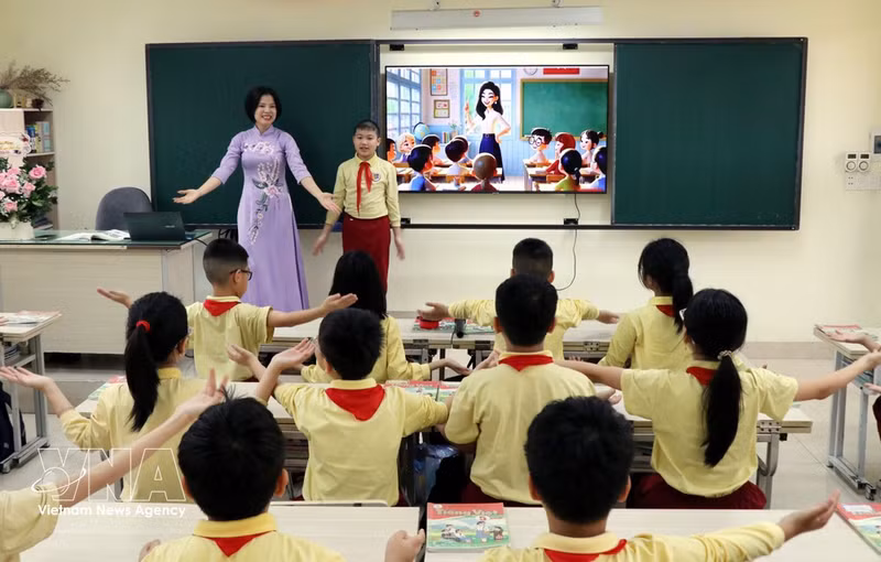 Una clase que utiliza recursos didácticos digitales en la Escuela Primaria Pham Hong Thai (barrio de Nam Dinh, provincia de Ninh Binh). (Fuente: VNA)