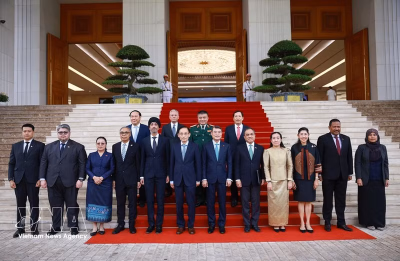 El primer ministro Le Minh Hung (en primer plano, séptimo desde la izquierda), diplomáticos y funcionarios de la Asean en la reunión celebrada en Hanói el 27 de agosto. (Foto: VNA)