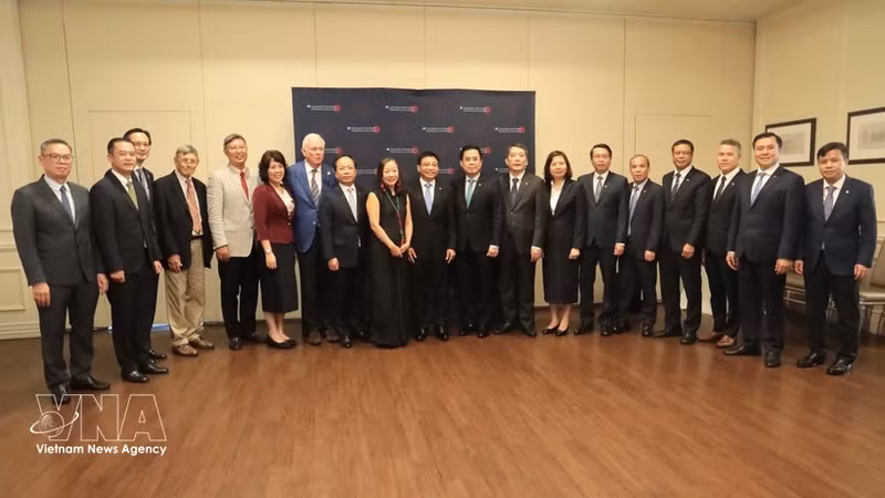 El viceprimer ministro Nguyen Van Thang y la delegación vietnamita posan para una foto con profesores estadounidenses. (Foto: VNA)
