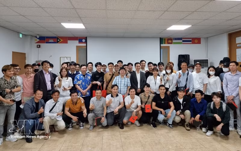 Trabajadores vietnamitas en Changwon (Corea del Sur) posan para una foto conmemorativa con representantes de los organizadores y patrocinadores en una sesión de consulta sobre capacitación jurídica. (Foto: VNA)