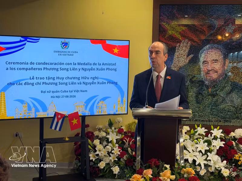 El embajador de Cuba en Vietnam, Rogelio Polanco Fuentes, interviene en el acto. (Fuente: VNA)