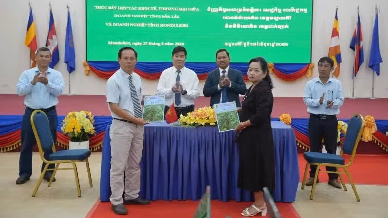 Empresas de Dak Lak y Mondulkiri firman memorandos de cooperación en el foro.