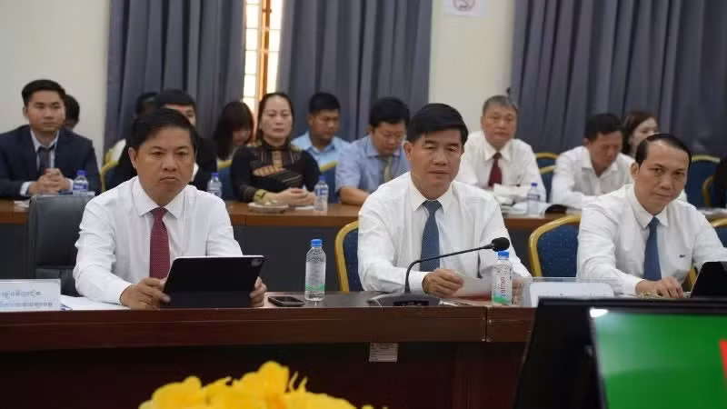 Dirigentes de la provincia de Dak Lak participan en el foro.