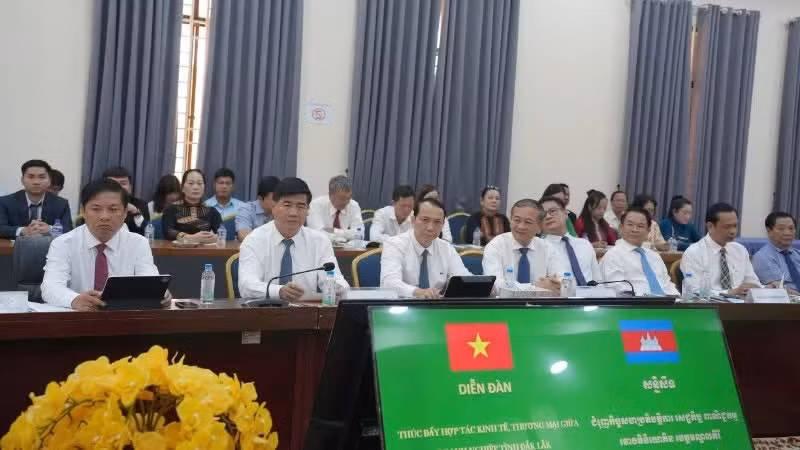 La delegación de la provincia vietnamita de Dak Lak interviene en el foro.
