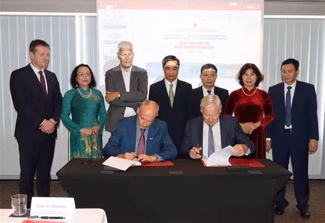 Representantes de las empresas Camco Technologies y Deep C firmaron un acuerdo de cooperación en materia de inversiones en Quang Ninh, en el marco del foro. (Fuente: VNA)