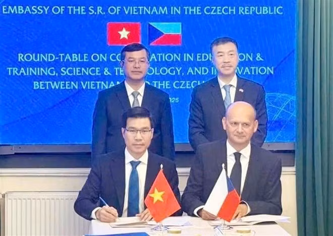 Tran Trong Dao, presidente de la Universidad Ton Duc Thang, y Milan Adamek, presidente de la Universidad Tomas Bata firmaron un acuerdo de cooperación. (Foto: VNA)