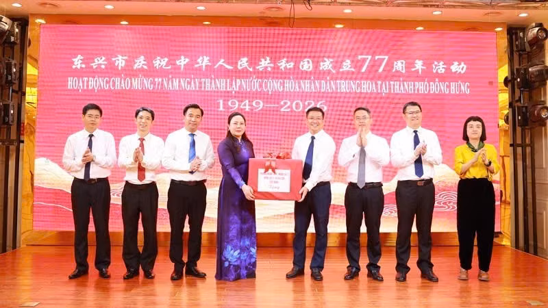 La secretaria del Comité del Partido del barrio de Mong Cai 1, Nguyen Thi Hien, felicita a las autoridades de la ciudad de Dongxing con motivo del Día Nacional de China. (Foto: Quang Tho)