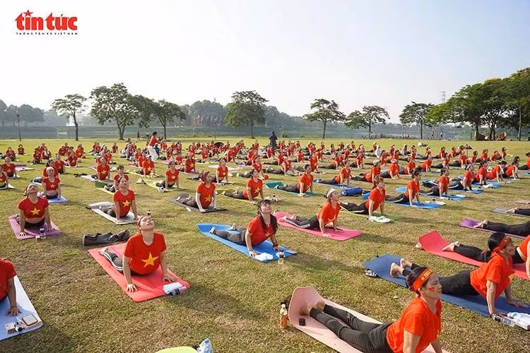 Más de mil instructores, practicantes y entusiastas del yoga se reúnen en el Parque Yen So, en Hanói. (Foto: VNA)