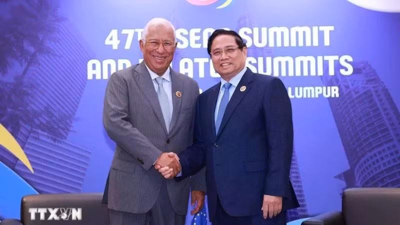 El primer ministro de Vietnam, Pham Minh Chinh, se reúne con el presidente del Consejo Europeo, Antonio Costa, al margen de la 47ª Cumbre de la Asean y citas relacionadas, en Malasia. (Foto: VNA)