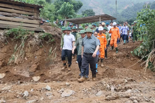 La tarde del 3 de agosto, el primer ministro Pham Minh Chinh y su equipo visitaron las zonas afectadas para expresar su apoyo y aliento a los habitantes que sufrieron graves daños por las lluvias intensas, inundaciones y deslizamientos de tierra en las comunas de Na Son, Tia Dinh y Xa Dung, en la provincia de Dien Bien. (Foto: VNA)