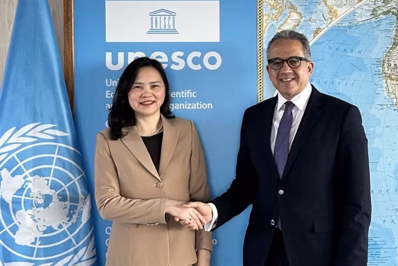La embajadora Nguyen Thi Van Anh, jefa de la Misión Permanente de Vietnam ante la Unesco, en una reunión con el director general de esta organización, Khaled El-Enany. (Foto: VNA)