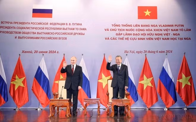 El presidente de Vietnam, To Lam y su homólogo de Rusia, Vladimir Putin, participa en el encuentro con los dirigentes de la Asociación de Amistad Vietnam - Rusia y los ex estudiantes vietnamitas en Rusia el 20 de junio de 2024. (Fuente: VNA)