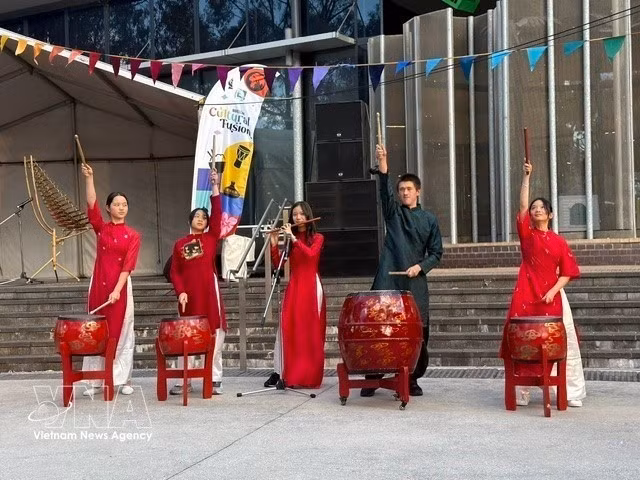 Estudiantes de la clase de arte de VACEO participan en una presentación en el festival Cultural Fusion - Narellan. (Foto: VNA)