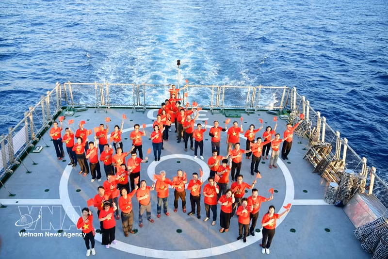 Más de 60 vietnamitas residentes en el extranjero, procedentes de 24 países y territorios de todo el mundo, participaron en el programa "Gran Barco de la Unidad" para visitar a los militares y al pueblo de Truong Sa y la plataforma DK1 del 18 al 26 de abril de 2025. (Foto: VNA)