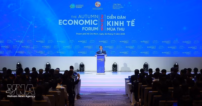 El ex primer ministro vietnamita, Pham Minh Chinh, participa en el Foro Económico de Otoño 2025. (Fuente: VNA)