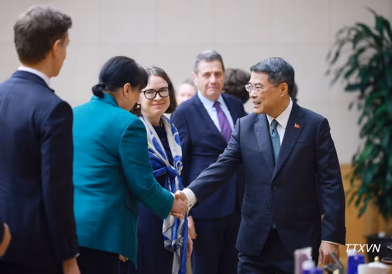 El primer ministro de Vietnam, Le Minh Hung, saluda a los asistentes al encuentro. (Fuente: VNA)