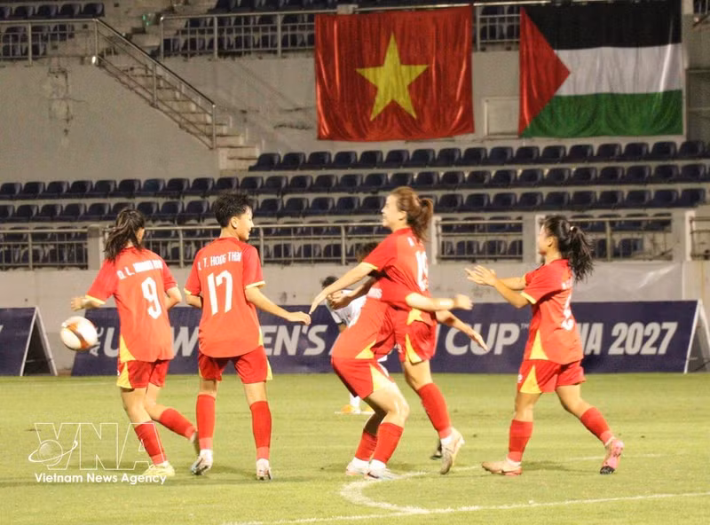 Futbolistas vietnamitas celebran su gol. (Foto: VNA)