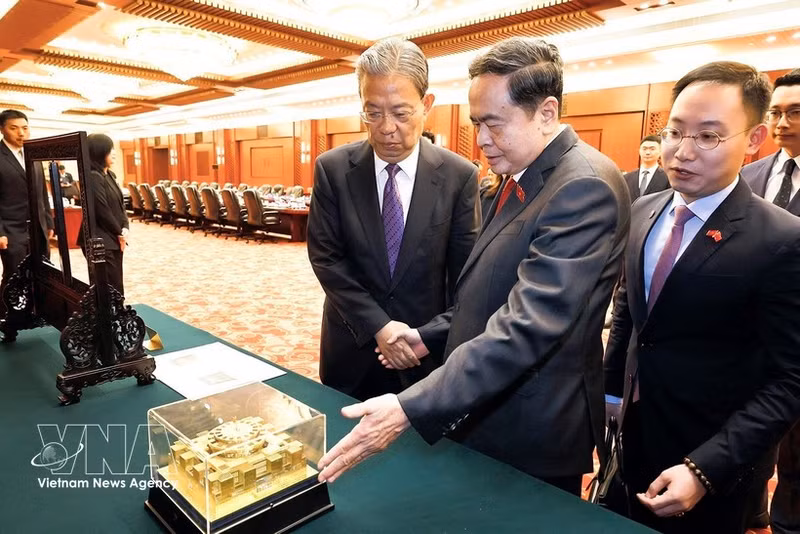 El presidente de la Asamblea Nacional de Vietnam, Tran Thanh Man, y Zhao Leji, presidente del Comité Permanente de la Asamblea Popular Nacional de China, intercambian obsequios. (Fuente: VNA)
