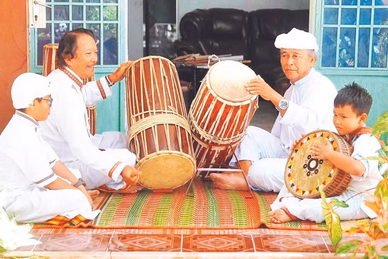 Artesanos de la etnia Cham enseñan el arte tradicional de la percusión en la actividad "Una sinfonía multicolor" de la Red de Pioneros de Vietnam.